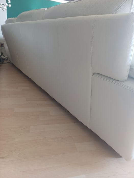Sofa em pele branca  com ligeiras marcas de uso   3 lugares e chaiselo