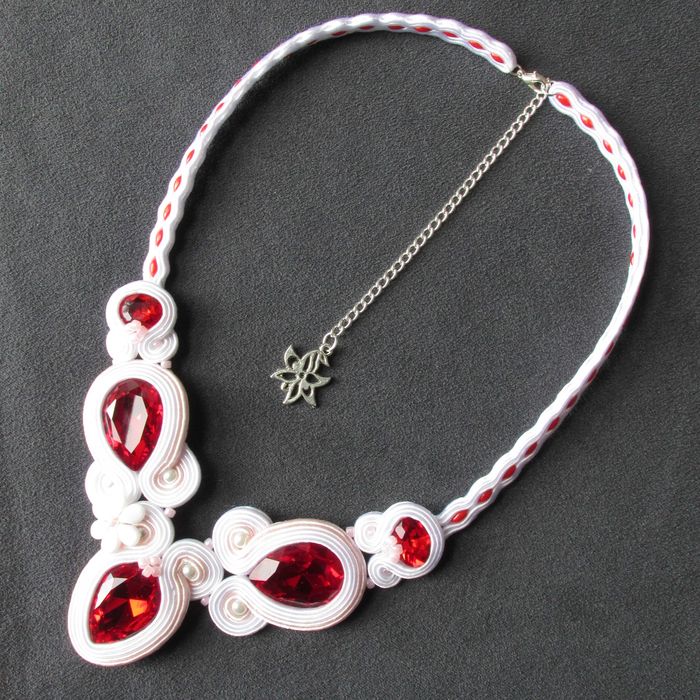 Biały ślubny naszyjnik z sutaszu.