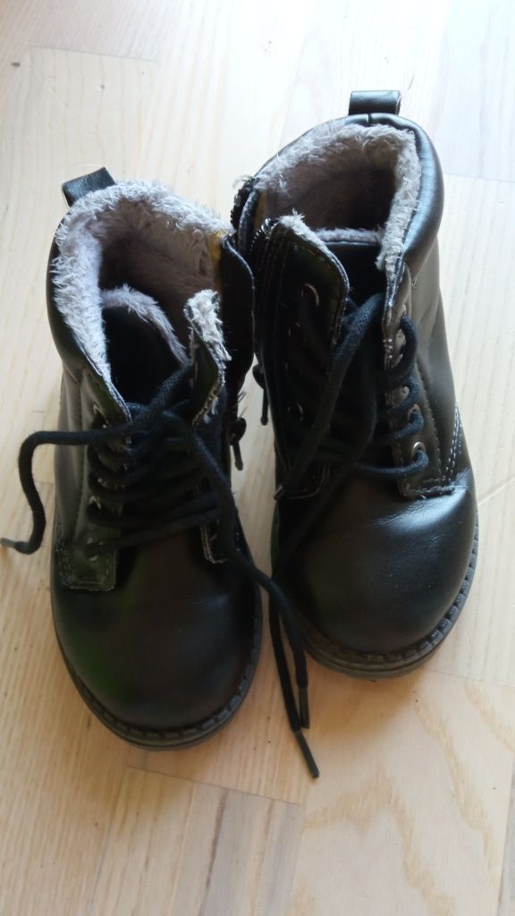 Czarne buty wyższe za kostkę o ocieplane botki HM 22