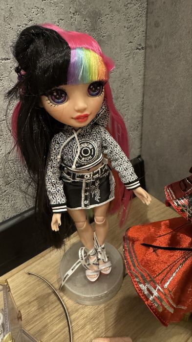 Jett Dawson lalka rainbow haigh z maszyną do szycia i manekinem