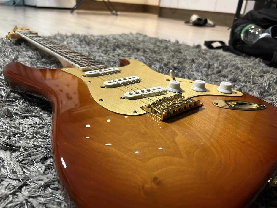 Squier by Fender Stratocaster, 40th anniversary edition Gold