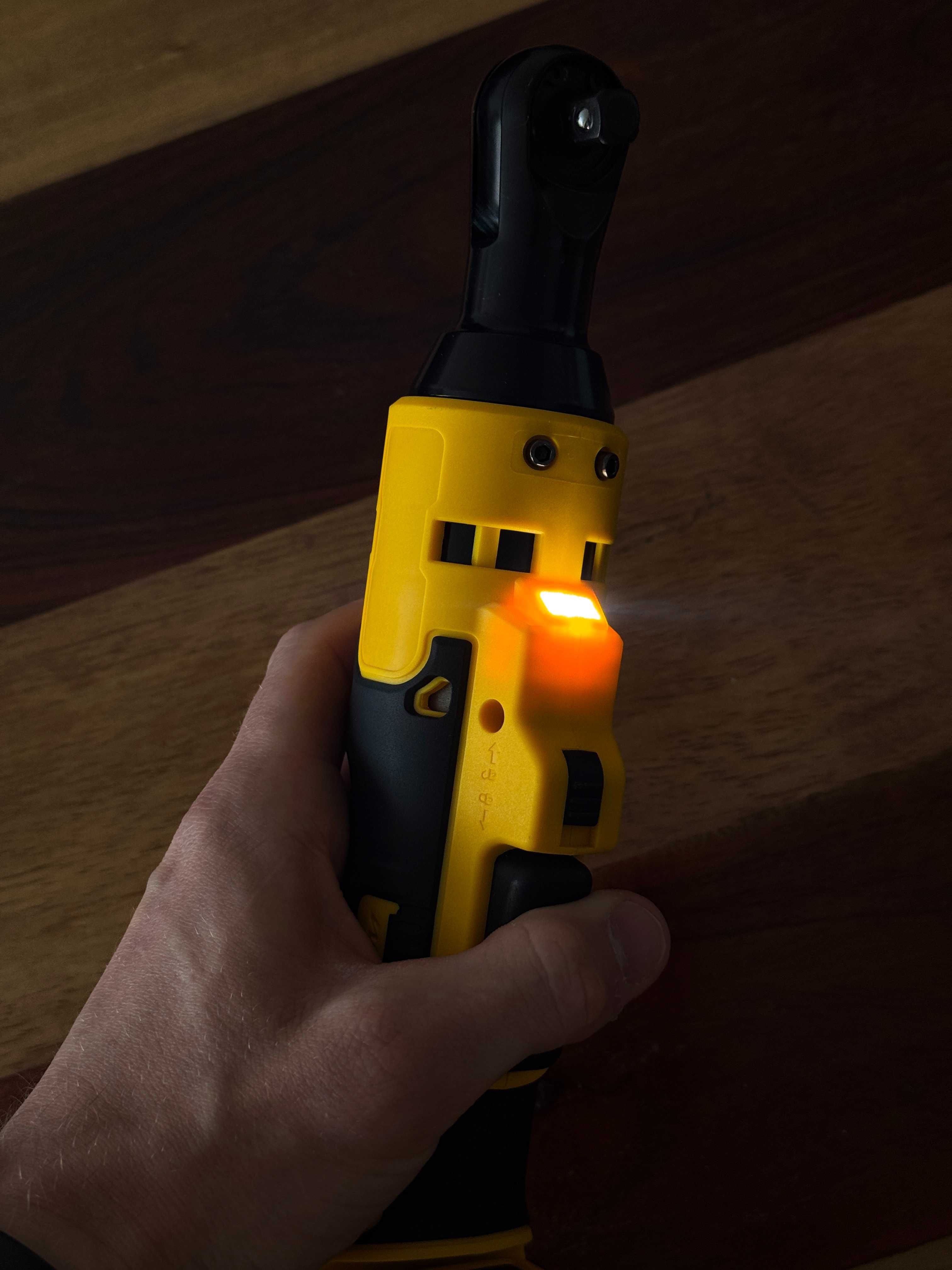 sprzęt do auta na baterię dewalt xr 18v – klucz grzechotka