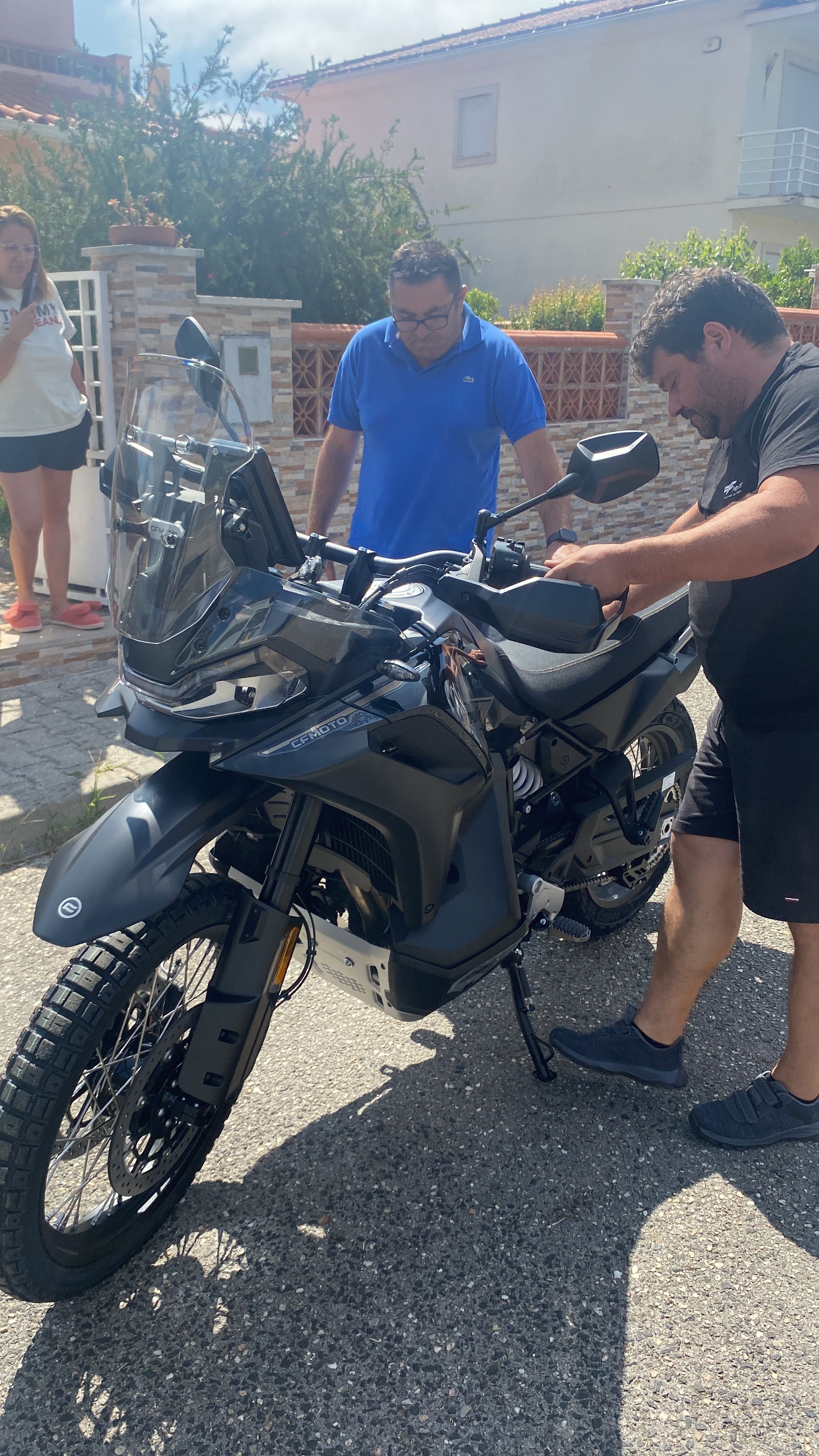 CF Moto 800 MT-X com malas laterais Givi e Top Case Givi