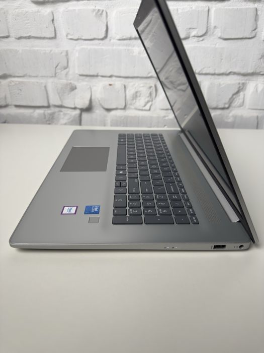 HP 17.3 FHD IPS, Core 7 150U, 16/512GB