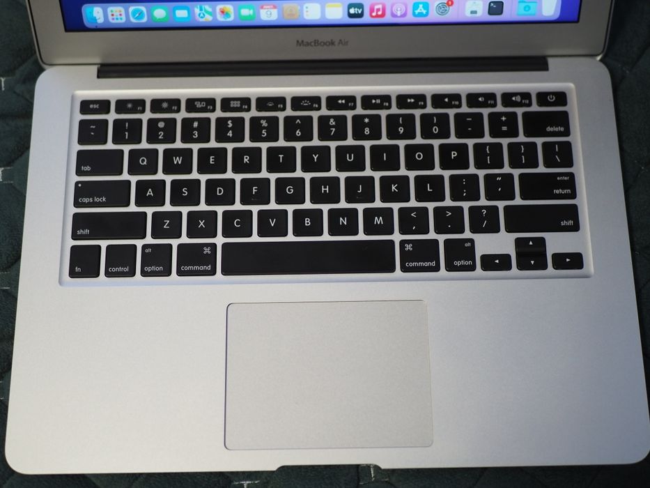 MacBook Air 13" 2015 • i5 • 4/128GB • A1466