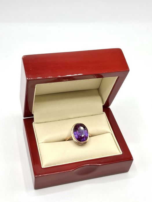Pierścionek Złoty z fioletowym oczkiem