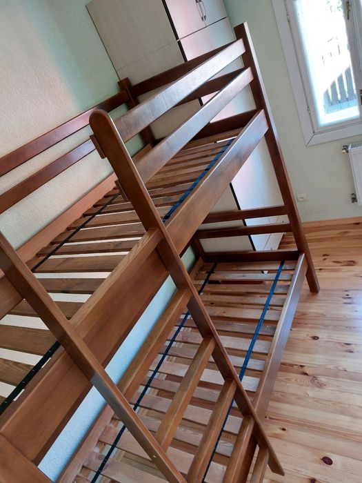 Продаю дубове двохярусне ліжко з двосторонніми матрасами(зима-літо)
