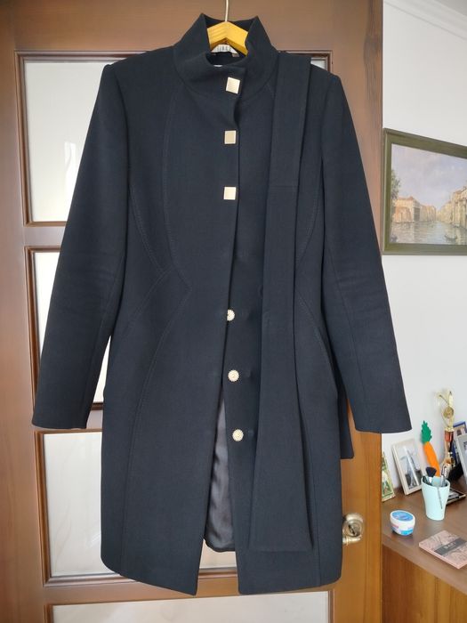 Пальто з поясом чорного кольору