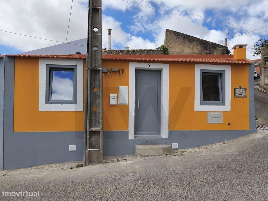 Moradia T-0, 20 m2, totalmente remodelada e mobilada