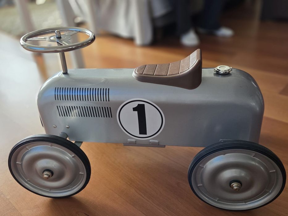 Carrinho vintage de corrida prateado