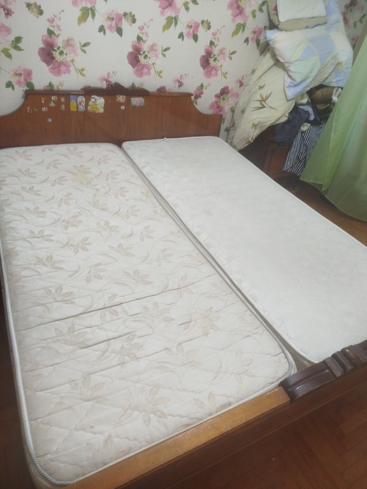 Продається дерев'яне ліжко з матрацом.