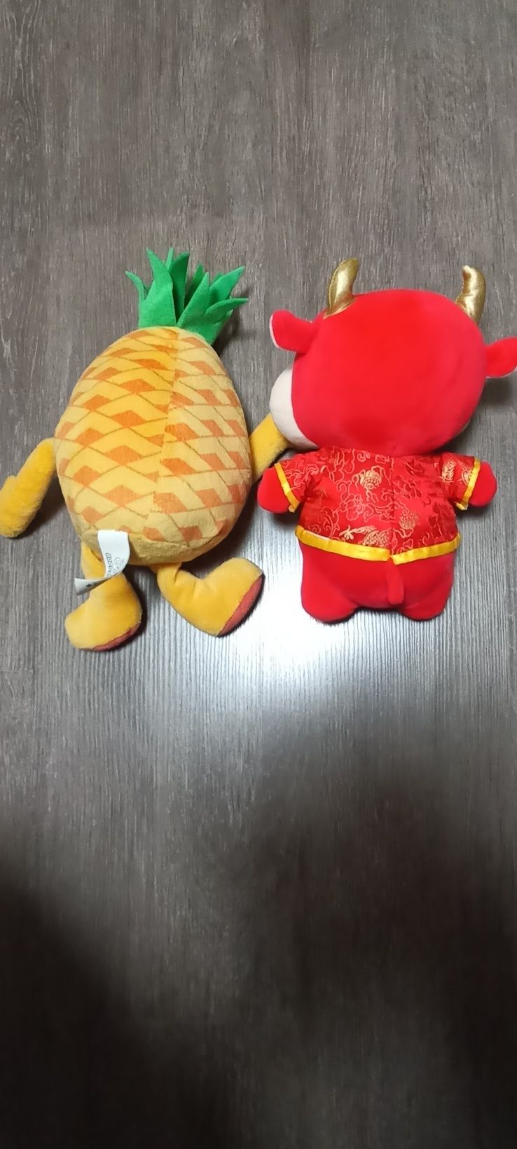 М'які іграшки Ананас і Корова.
