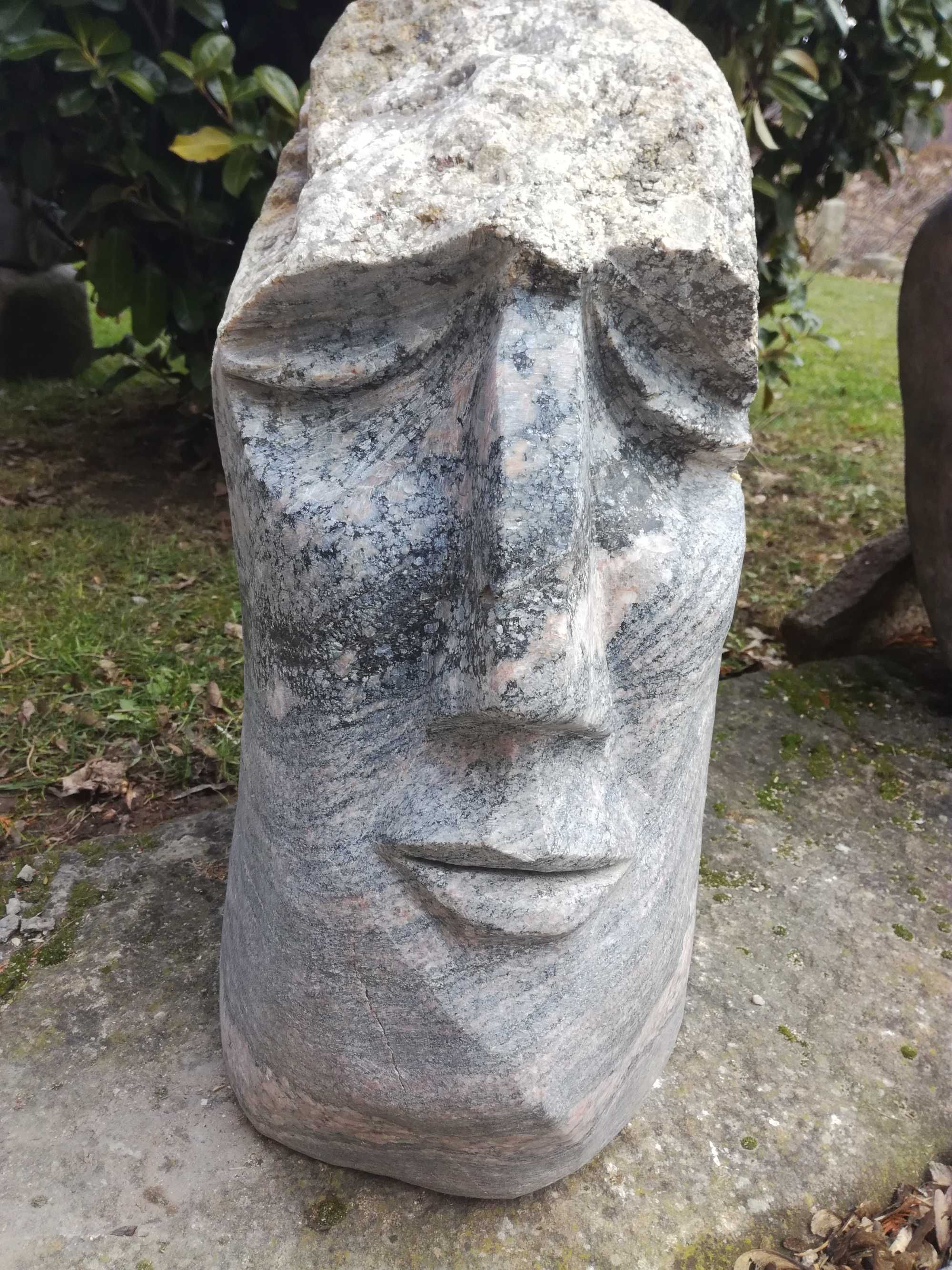 Rzeźba w kamieniu waga-ok 120 kg , wysokość -50 cm x szerokość -50 cm