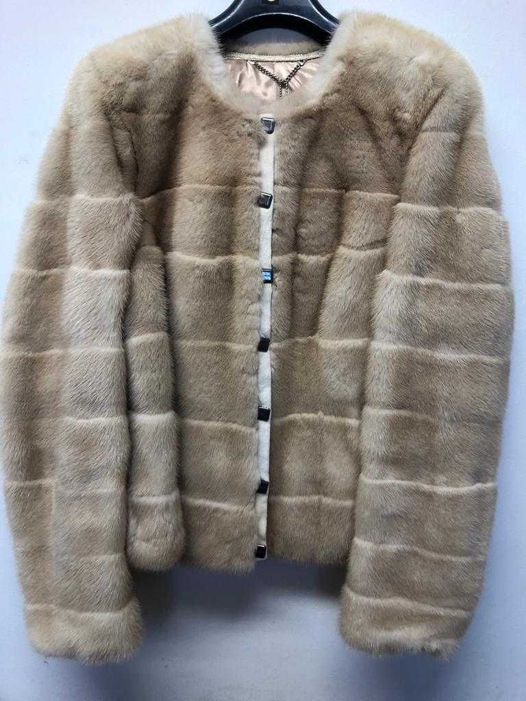 Eleganckie nowe futerko z norki jasne.