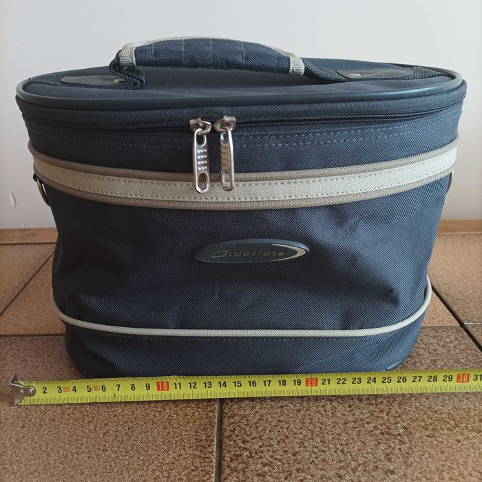 Granatowy kuferek Globtroter