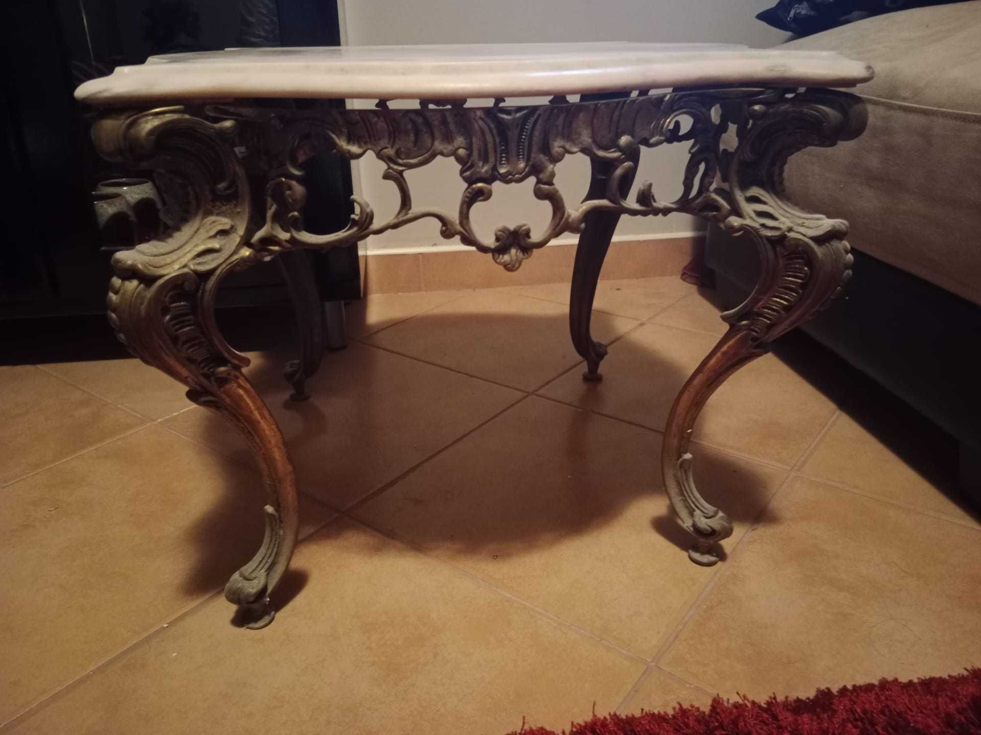 Mesa de metal com tampo de mármore