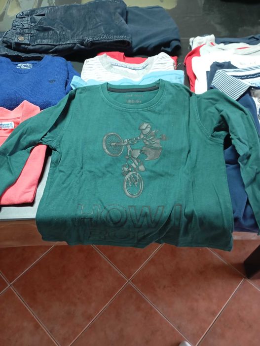Lote de roupa de criança dos 4/6 anos