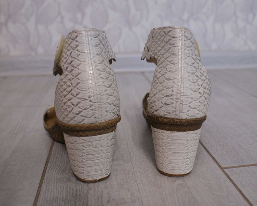 Стильні жіночі босоніжки зі стразами Rieker,37 розмір (ціна договірна)