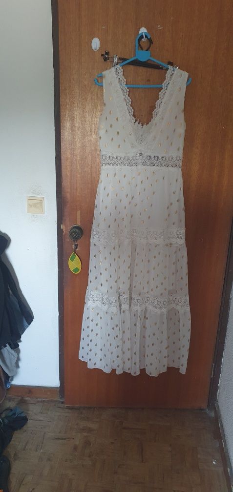 Vestido branco fresco para esta época