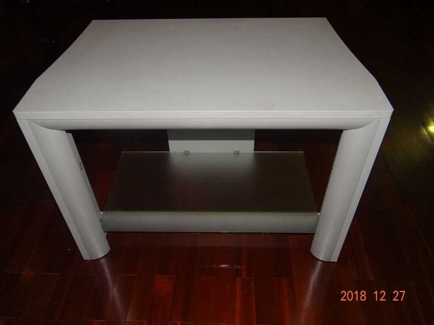 Mesa televisão cinzenta