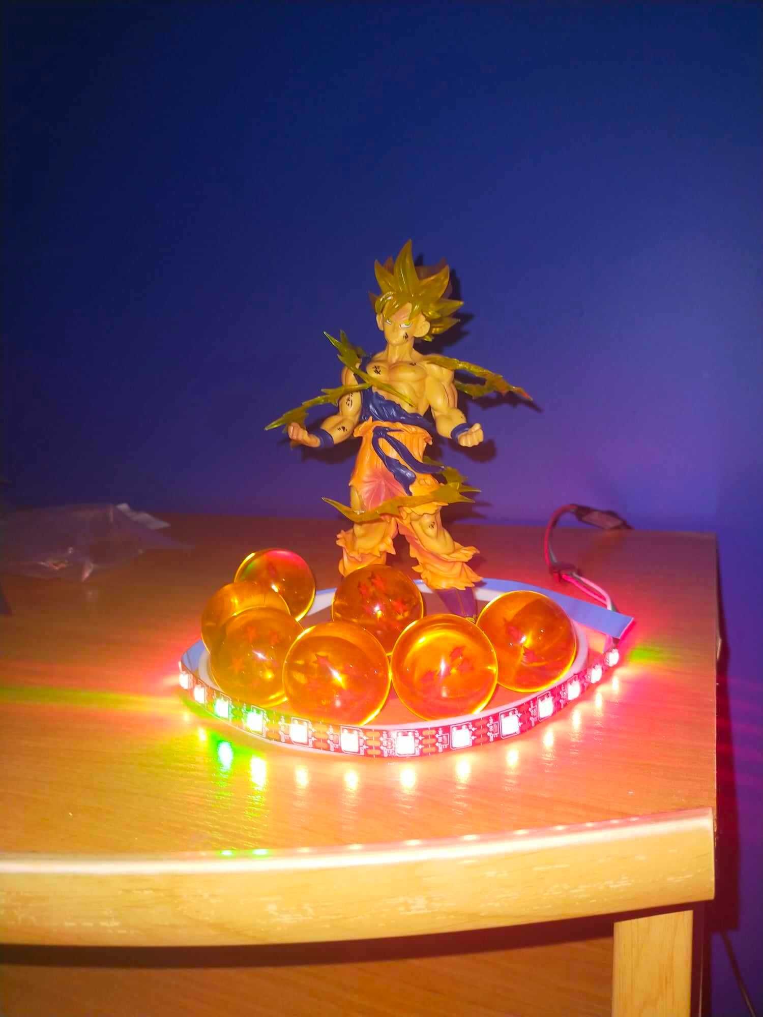 Figurka Goku ssj+7 smoczych kul+diody