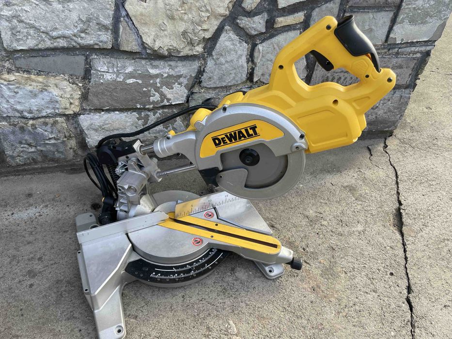 Торцювальна пила DeWalt DWS777 220в