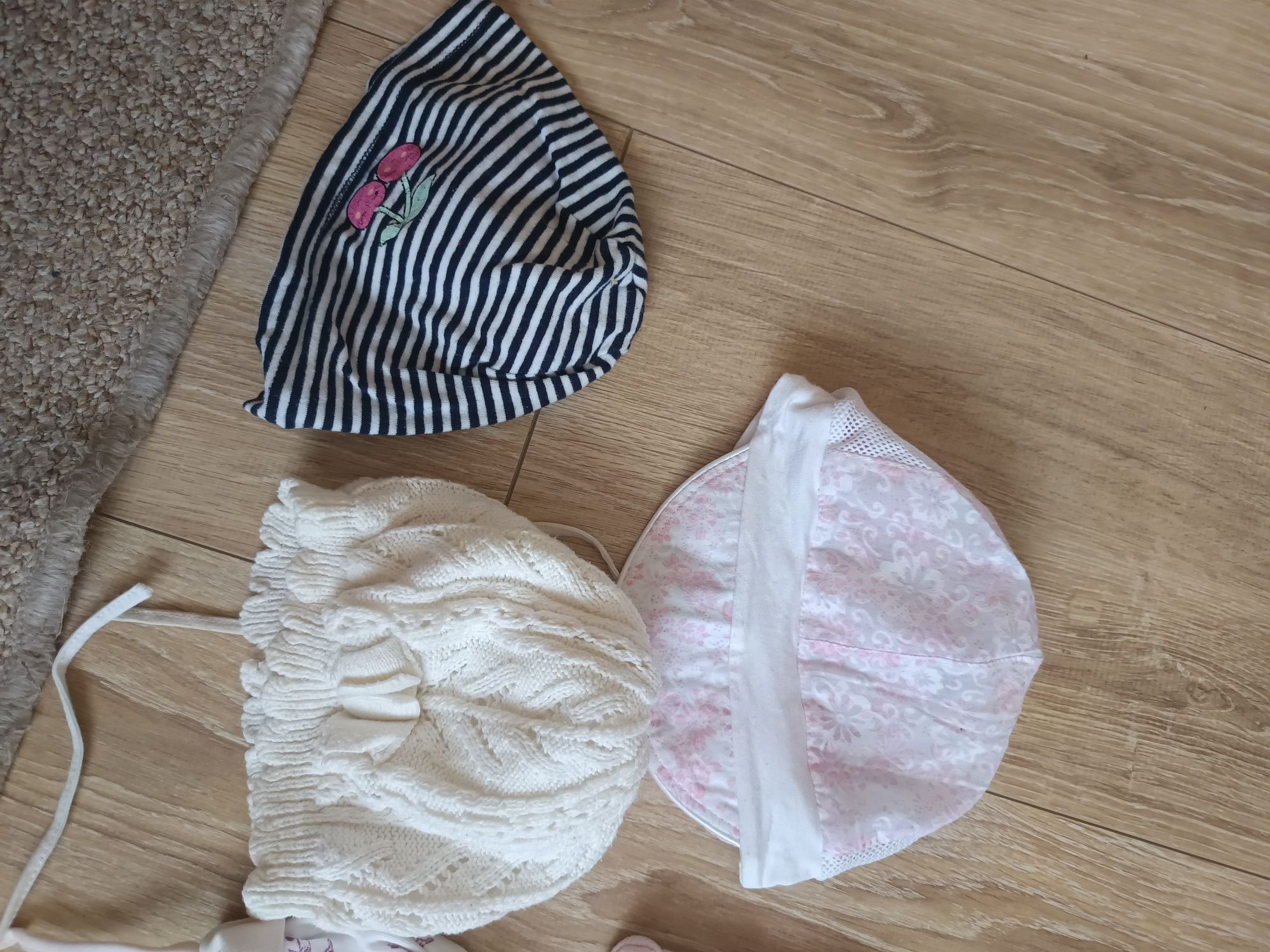 Czapeczki niemowlęce dla dziewczynki