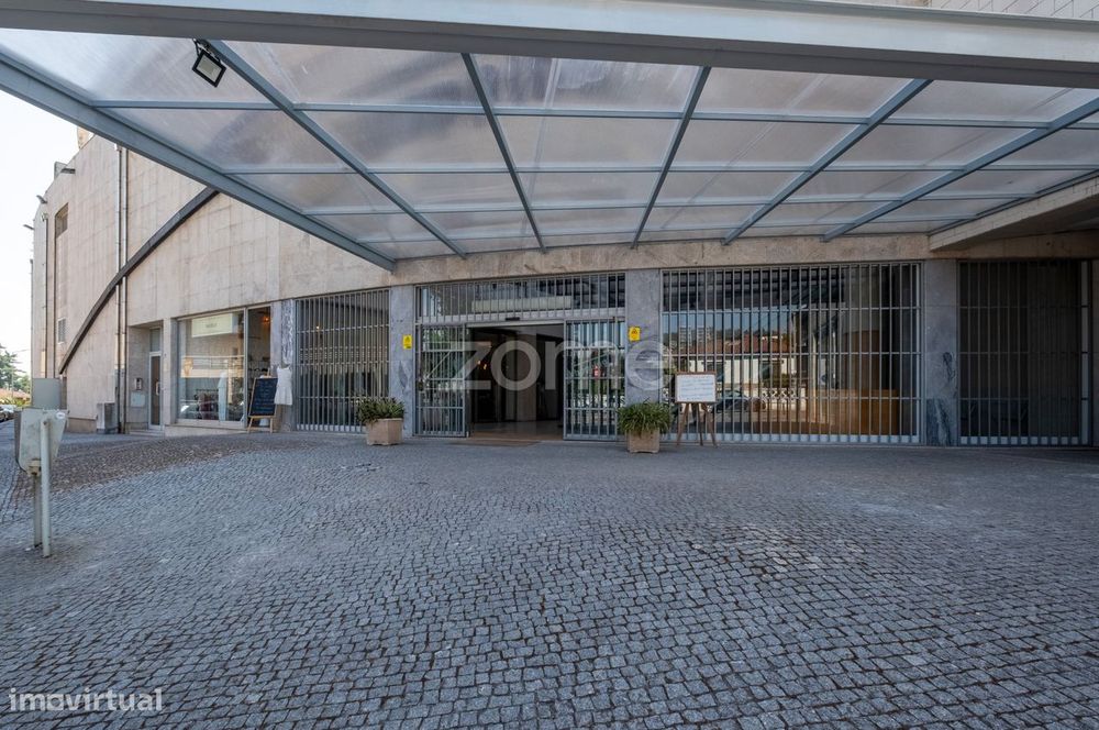 Lojas comerciais prontas a usar, no centro de Paços de Ferreira