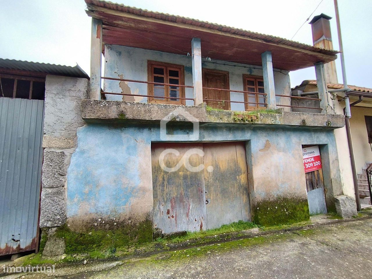 Moradia para reconstruir na periferia da cidade de Chaves
