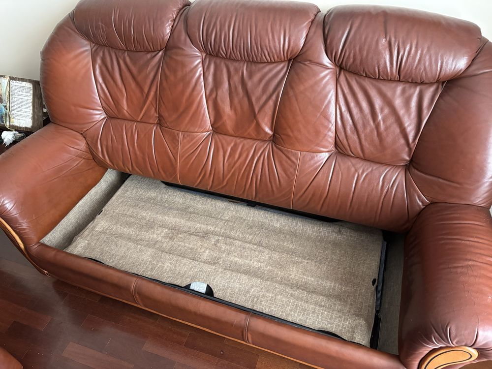 Sofa cama 3 lugares + 2 poltronas em cabedal
