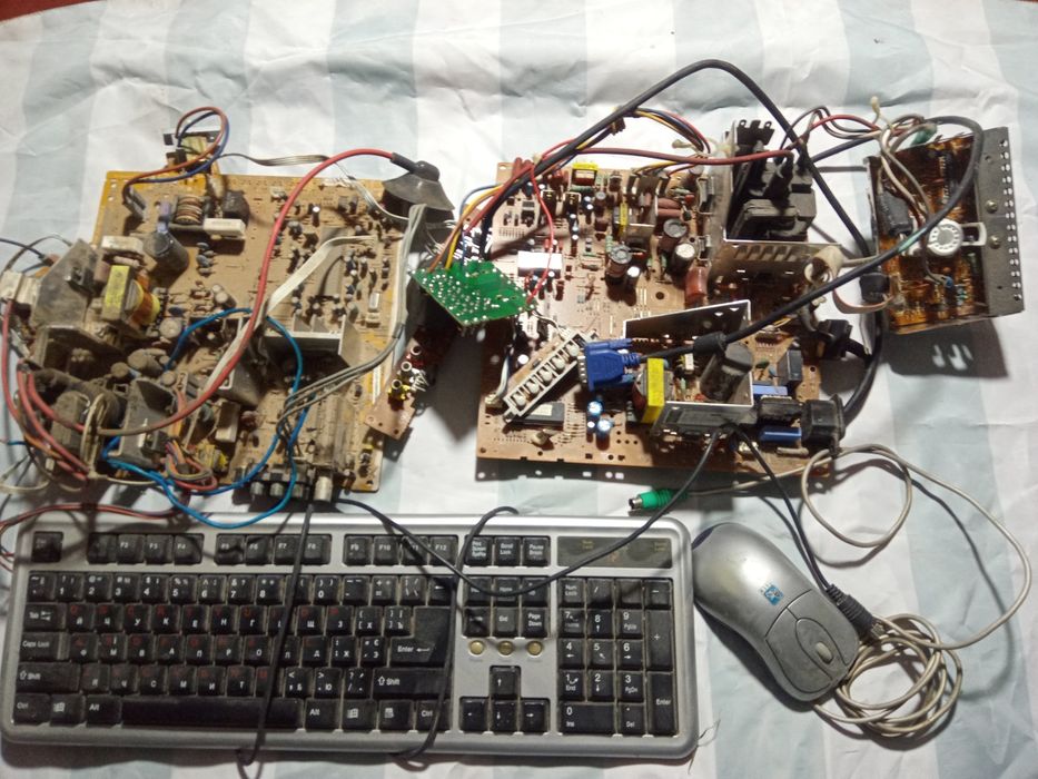 Материнські плати телефони радіо деталі