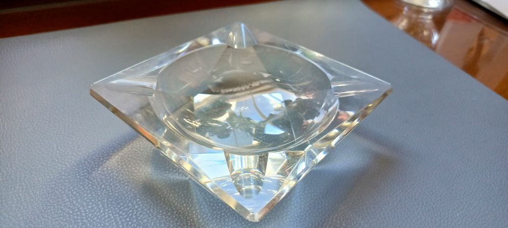 Szklana popielniczka