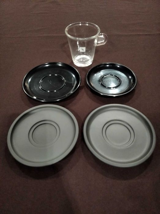 1 chávena e 4 pires Nespresso