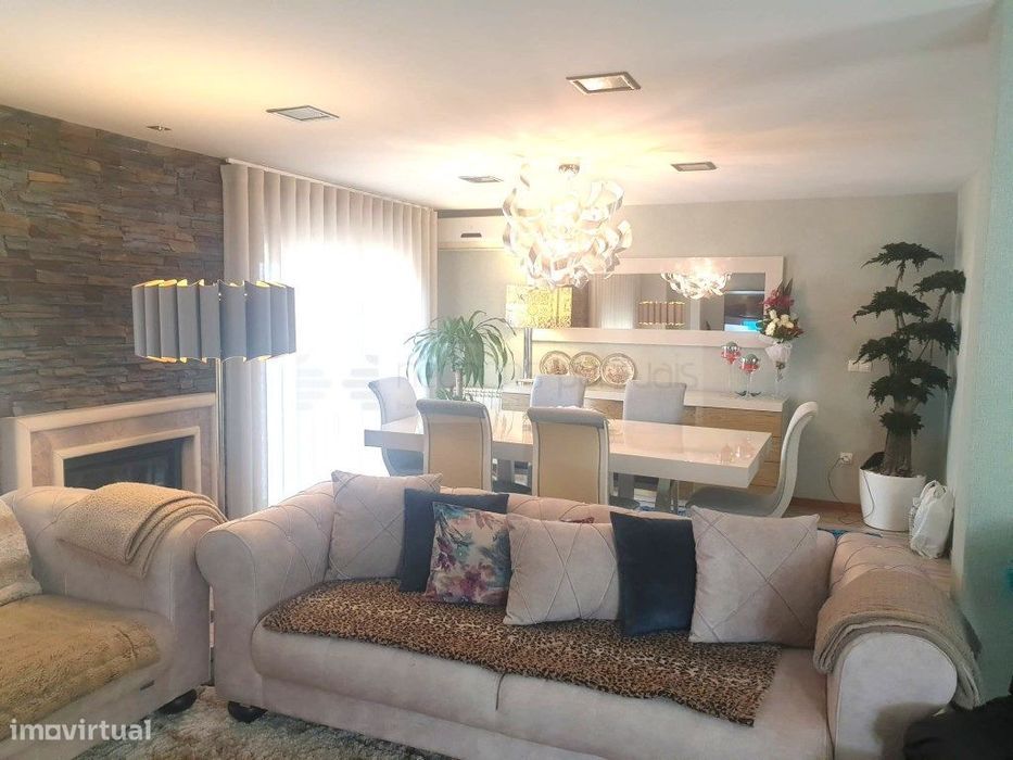 Moradia Gaveto T3 mais escritório e um apartamento T2