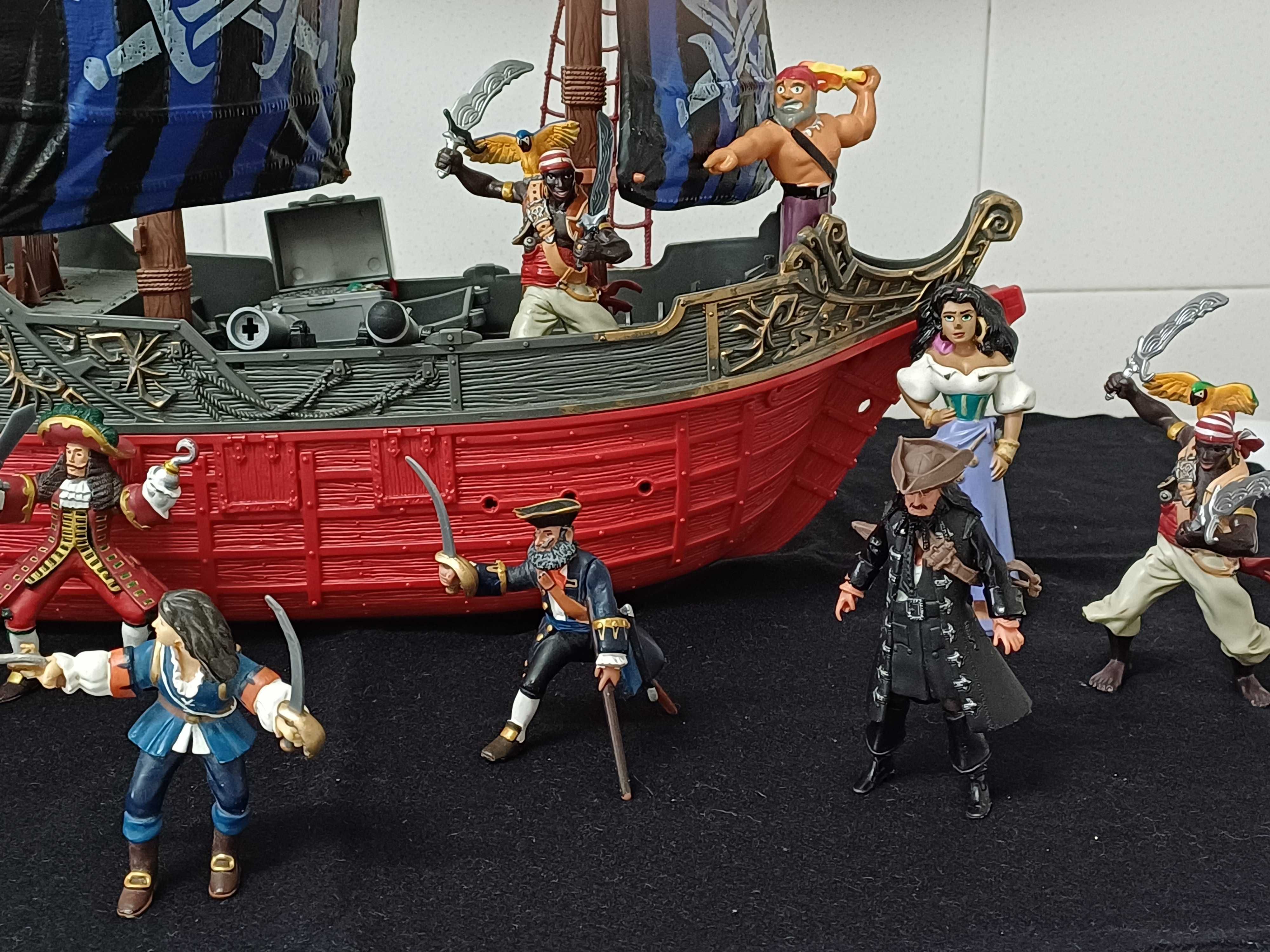 Barco Pirata com 13 figuras, 2 canhões, bote com baú do tesouro