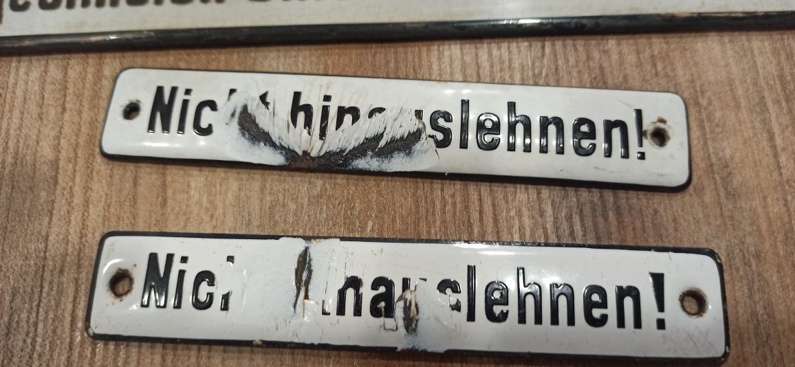 Przedwojenne tabliczki emaliowane z pociągu