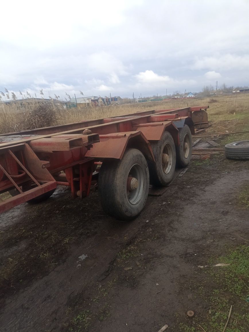 Напівпричіп причеп контейнеровоз цистерна.