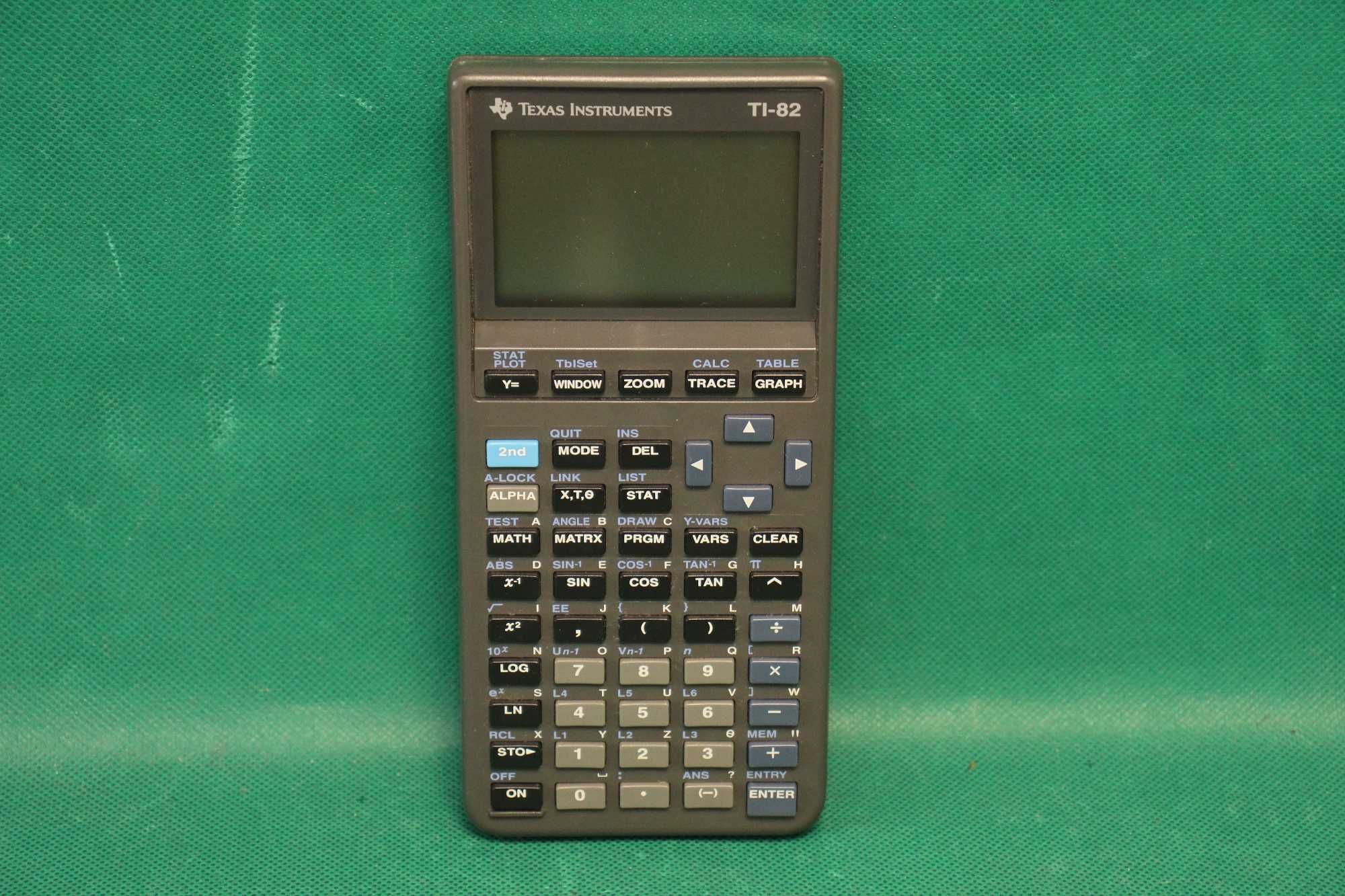 Kalkulator graficzny TEXAS INSTRUMENTS TI-82