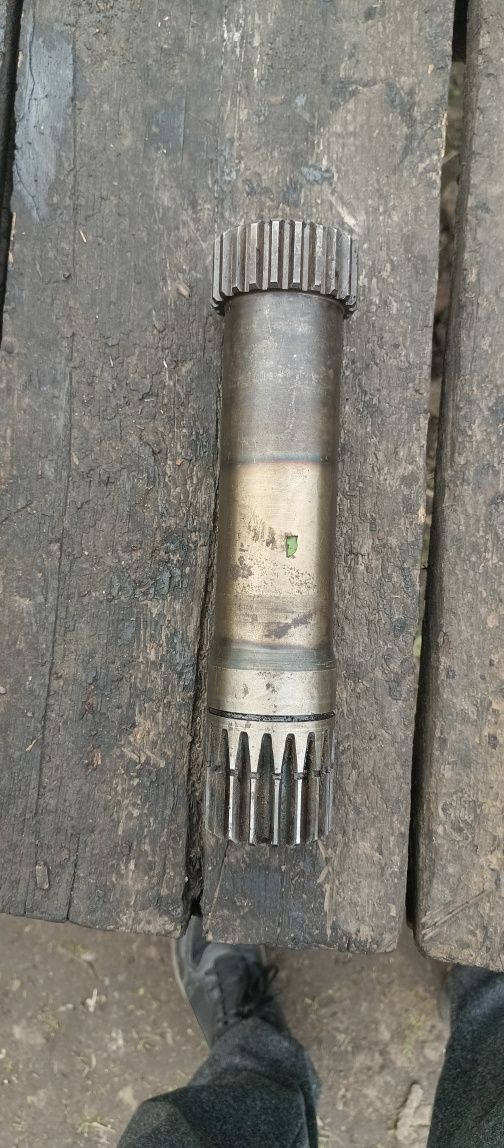 Вал зчеплення Т-40  ВОМ Т50-1601232 на 18 зубів.