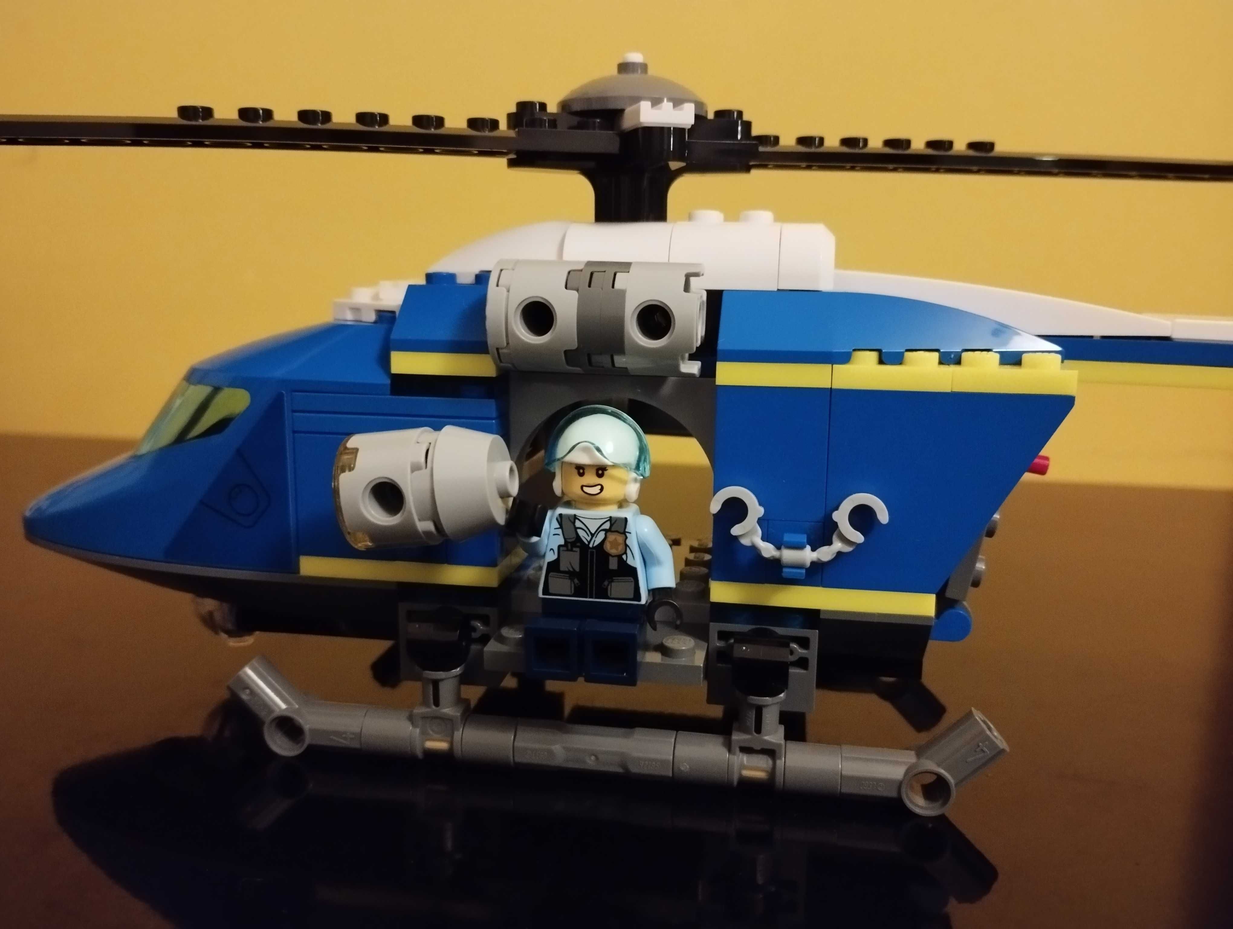 Helicóptero da Polícia Lego com Piloto