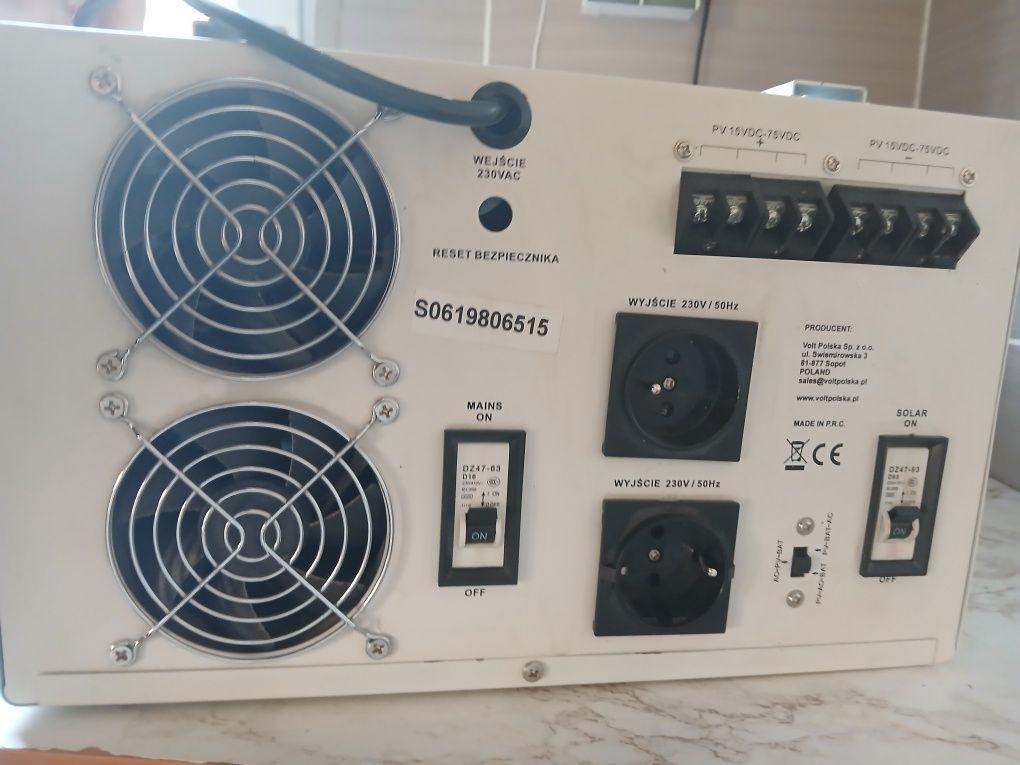 Inwerter solarny z akumulatorem