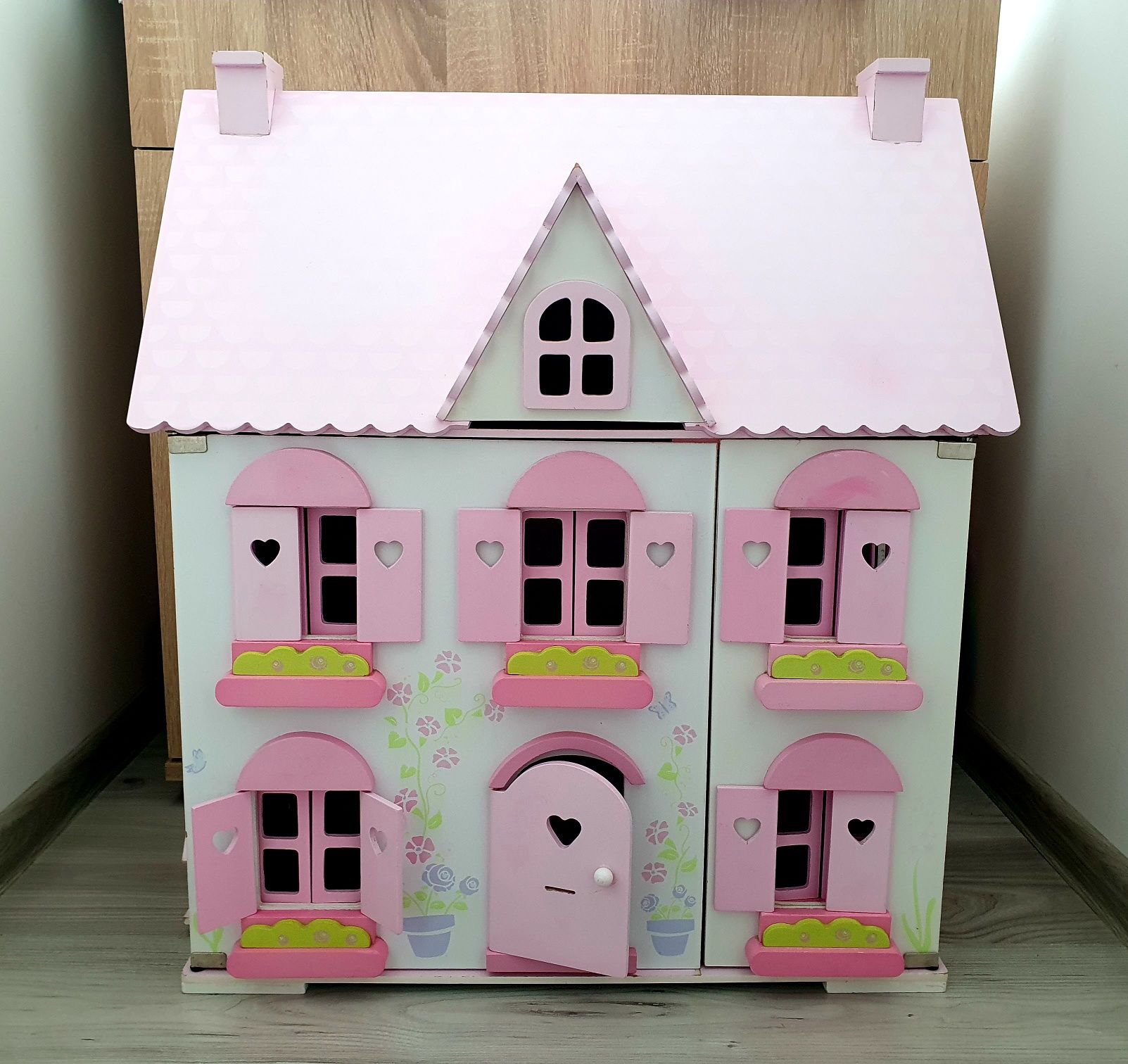 Duży drewniany piętrowy pastelowy domek dla lalek Rosebud House ELC