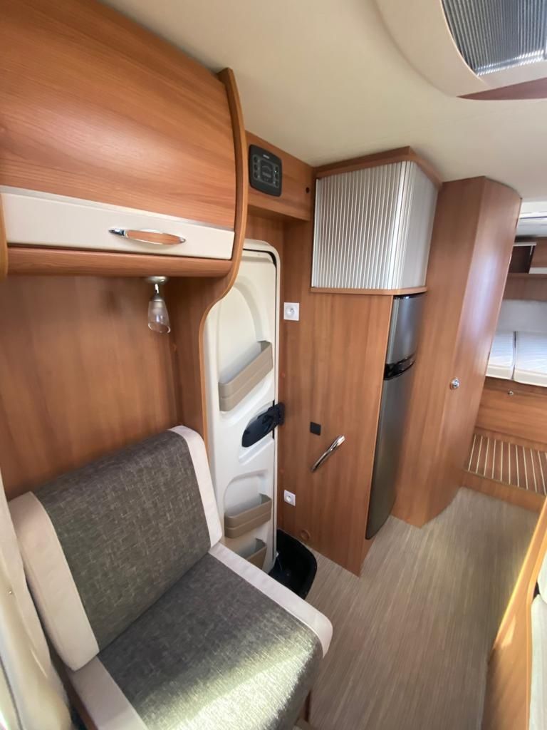 Autocaravana Rapido 691 cama central e porta motos