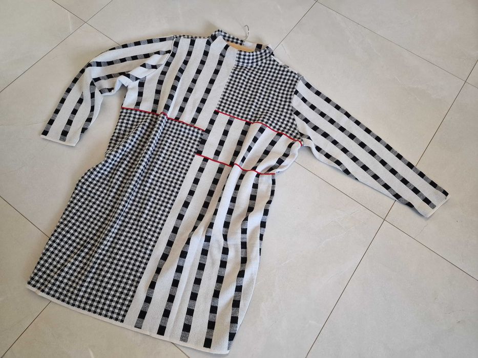 Sukienka dzianinowa oversize geometryczny wzór – stan idealny