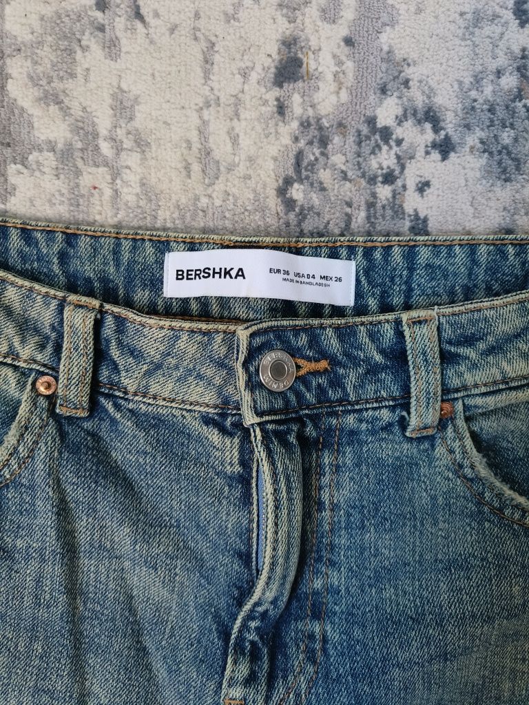 Джинси bershka на середній посадці