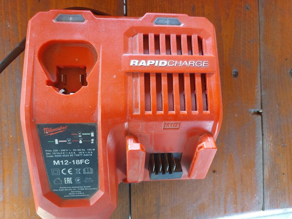 Зарядний пристрій