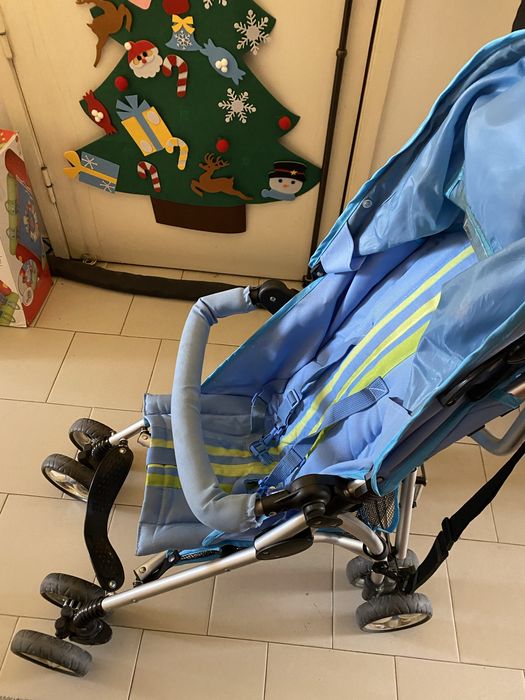 Carrinho bebe em azul. Tem capota.  Usado mas em bom estado