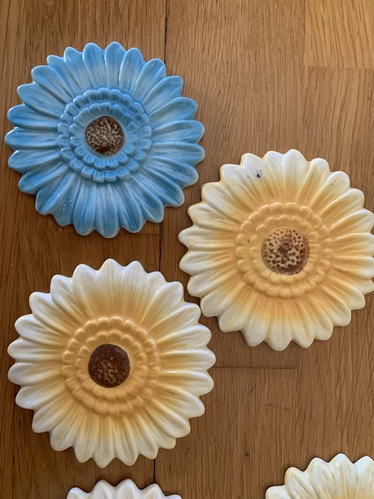 Flores decorativas em gesso pintado à mão e vidrado