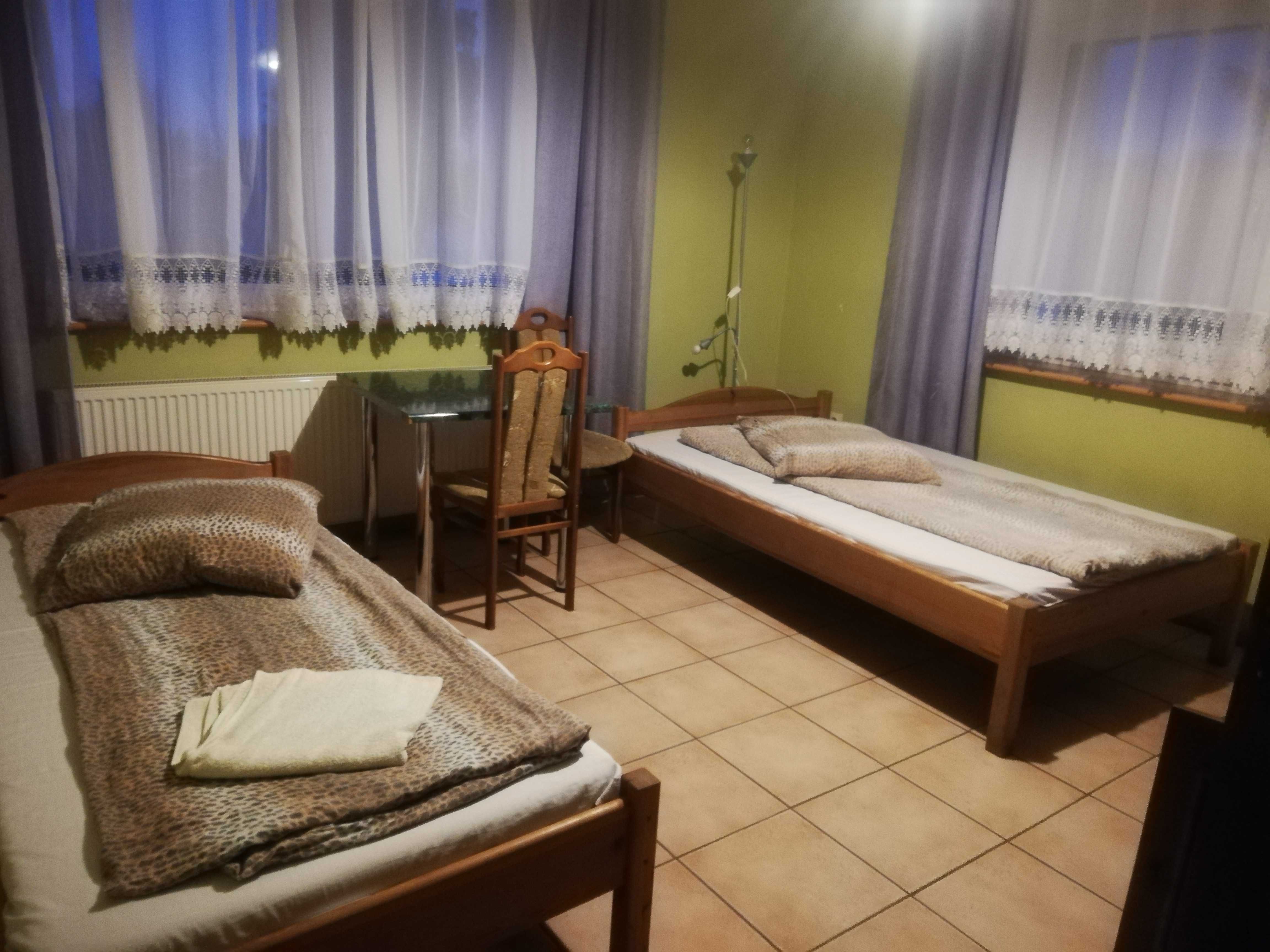 tanie POKOJE z łazięnkami AGROTURYSTYKA Noclegi Hotel lasy jeziora