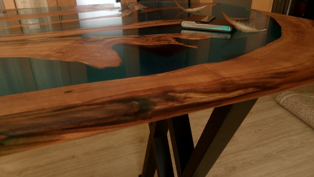 Mesa em resina epoxi com madeira